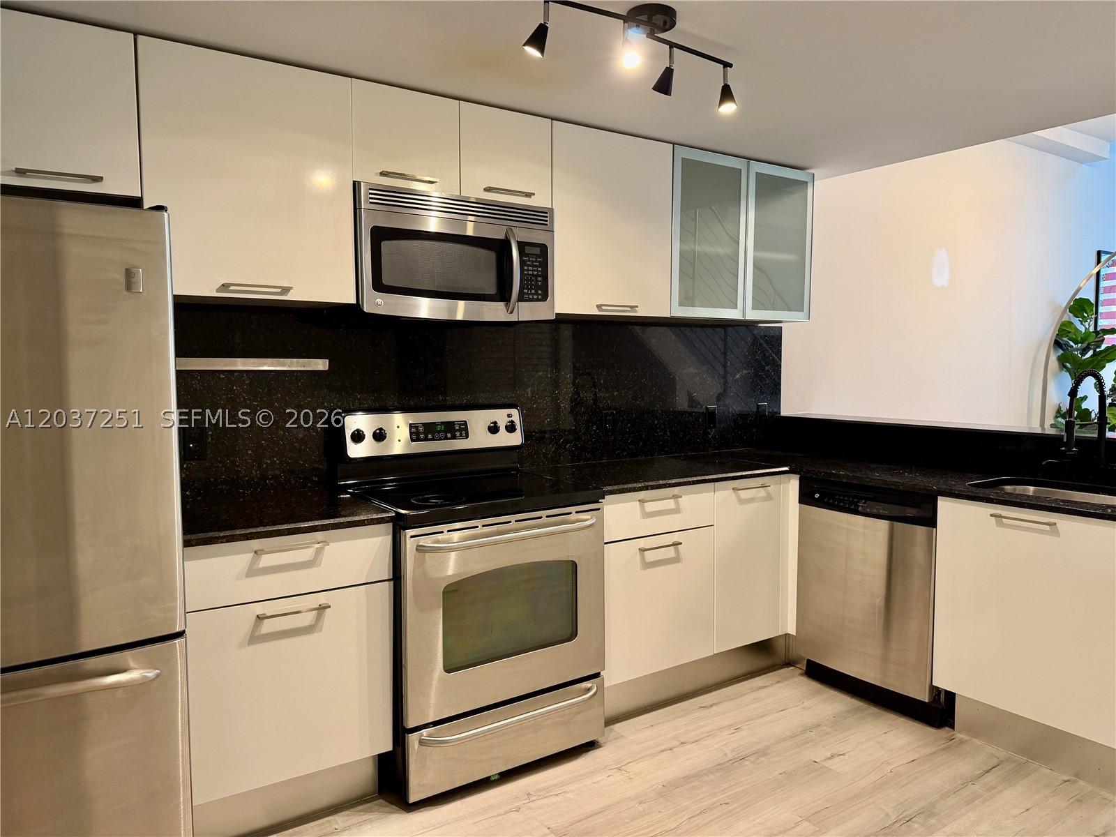 LOFTS AT MAYFAIR CONDO - Residential Lease