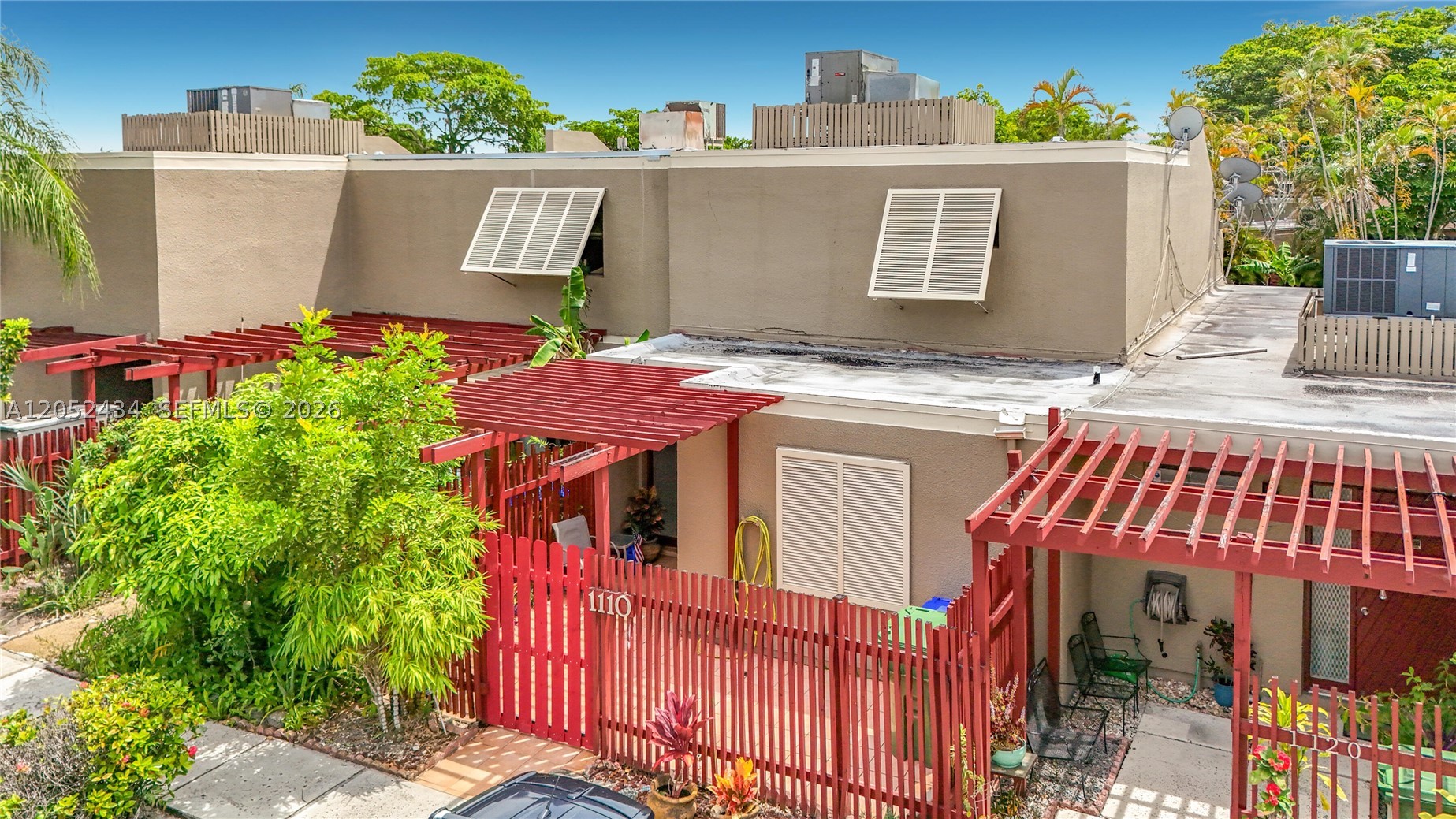 TOWNHOUSE COMMUNITY IN PEMBROKE
PINES.  2 bed 2 BATH WITH SMALL OFFICE AND PANTRY, QUARTZ KITCHEN COUNTER, 
SPLIT BEDROOM PLAN WITH BEDROOM AND BATHROOM ON GROUND FLOOR. MANY AMENITIES:  TENNIS COURTS / POOL / LOW ASSOCIATION. CENTERALLY LOCATED IN THE MIDDLE OF PEMBROKE PINES. HOA ONLY $185
Motivated seller