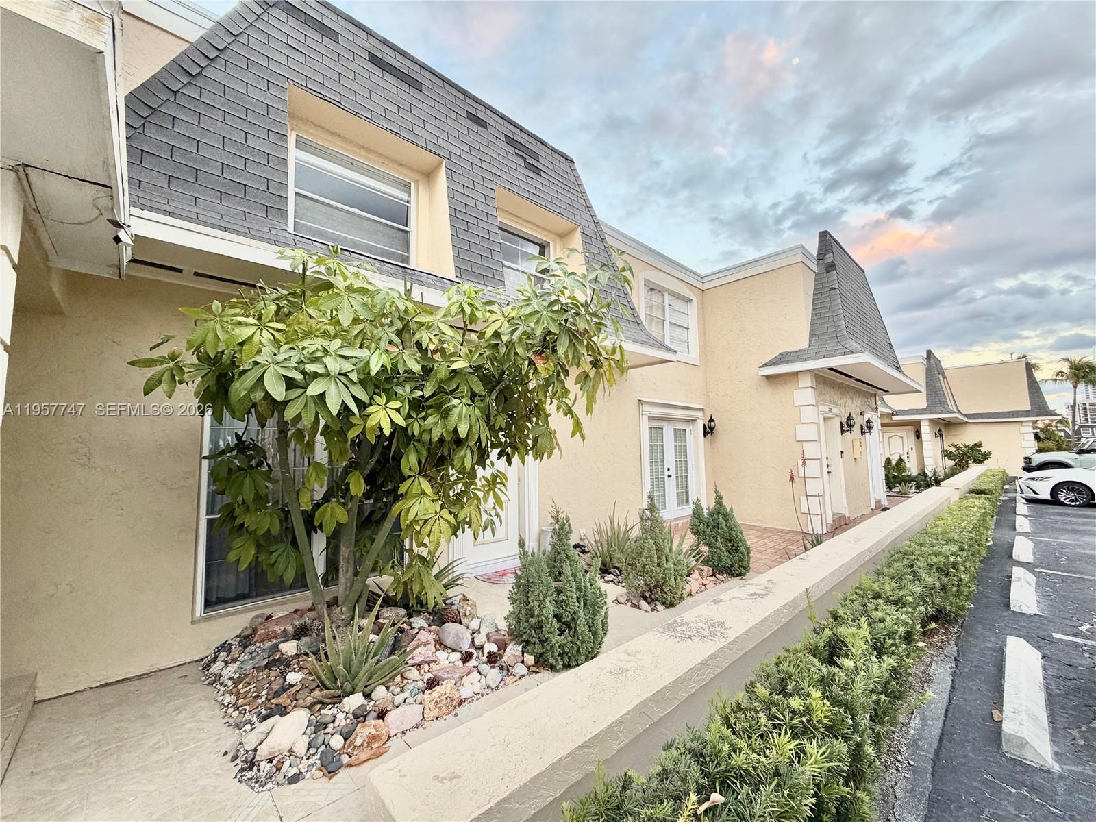 VENETIAN PARK - Residential