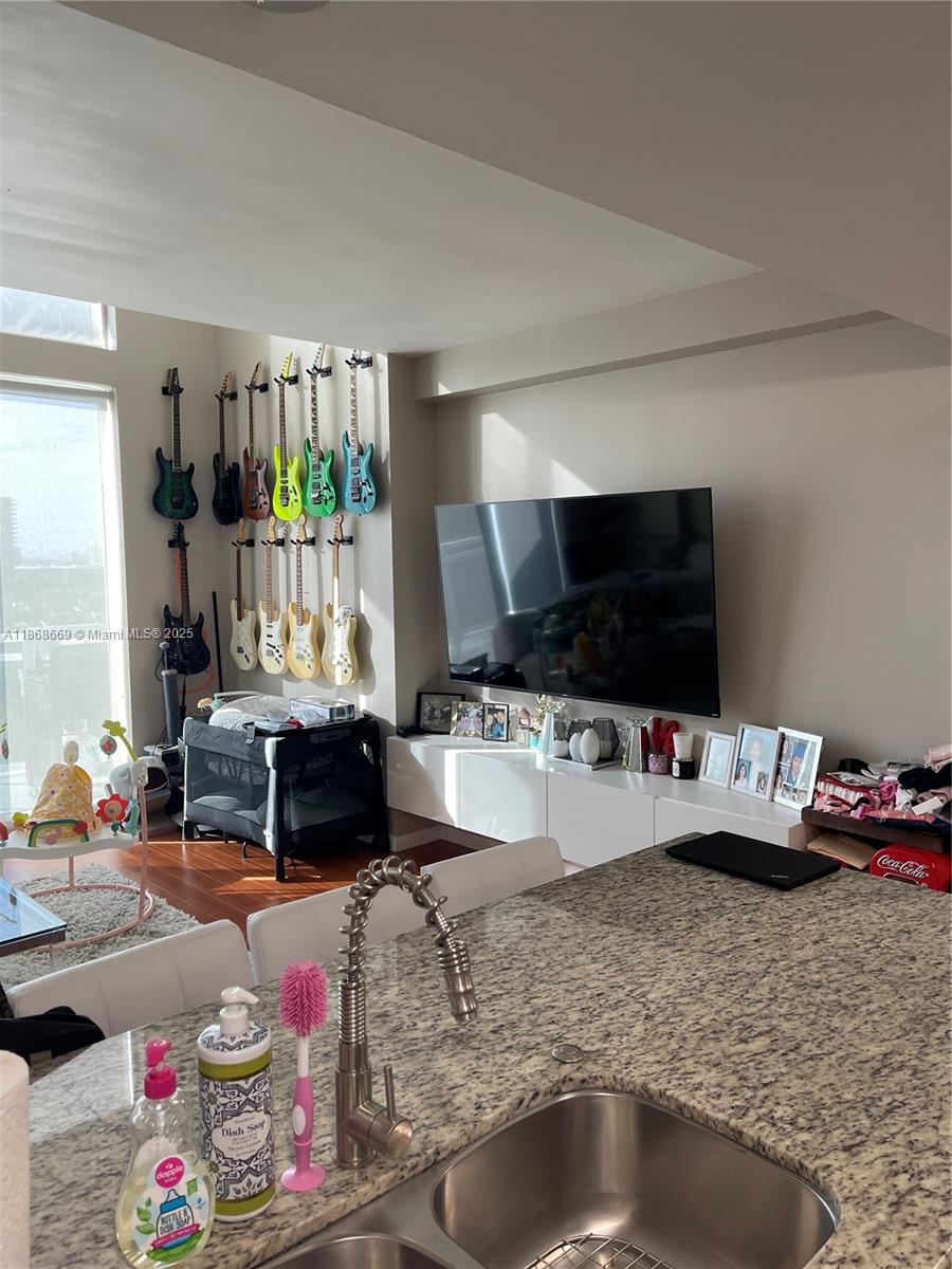EASTSIDE AT AVENTURA COND - Residential
