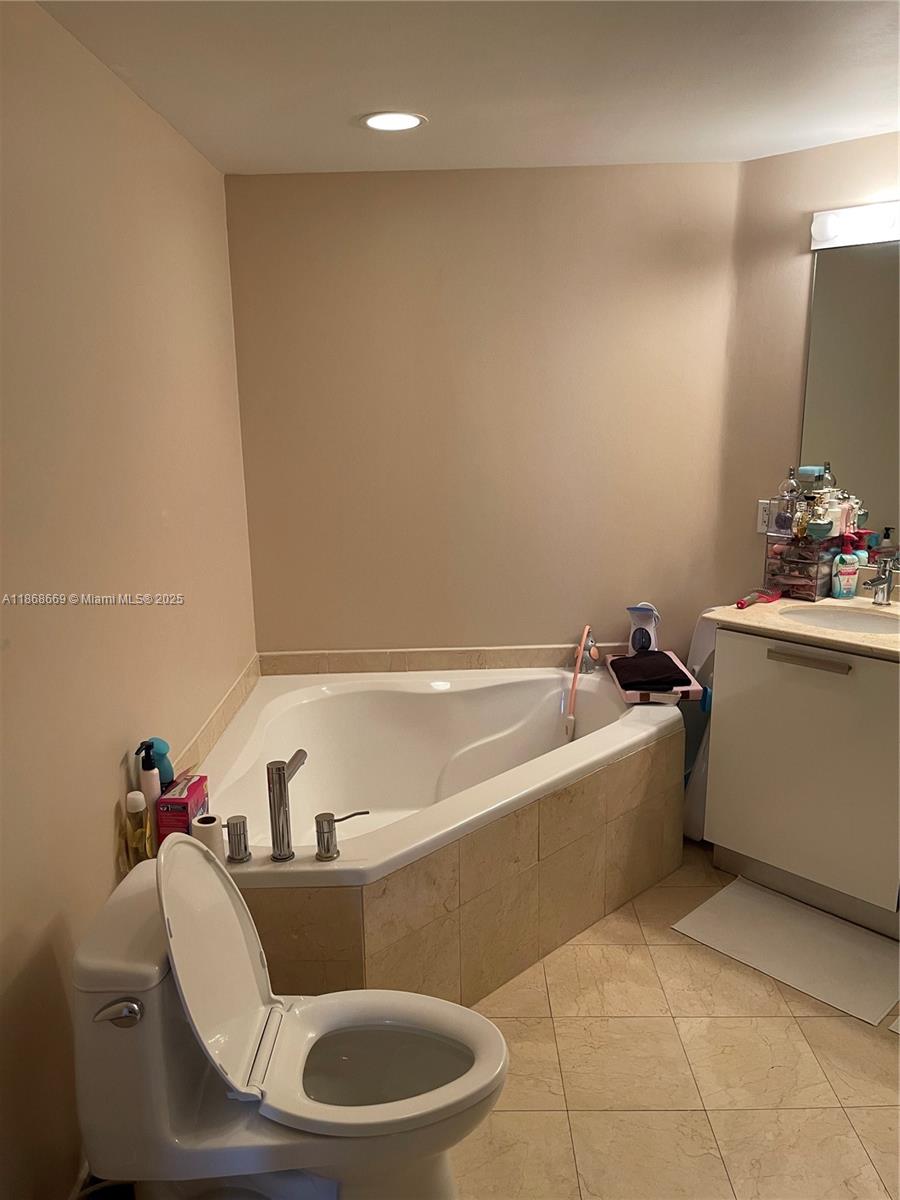 EASTSIDE AT AVENTURA COND - Residential