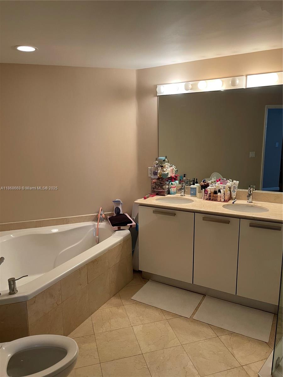 EASTSIDE AT AVENTURA COND - Residential