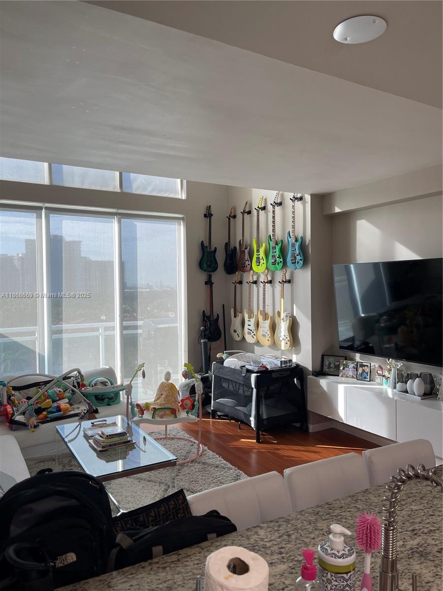 EASTSIDE AT AVENTURA COND - Residential