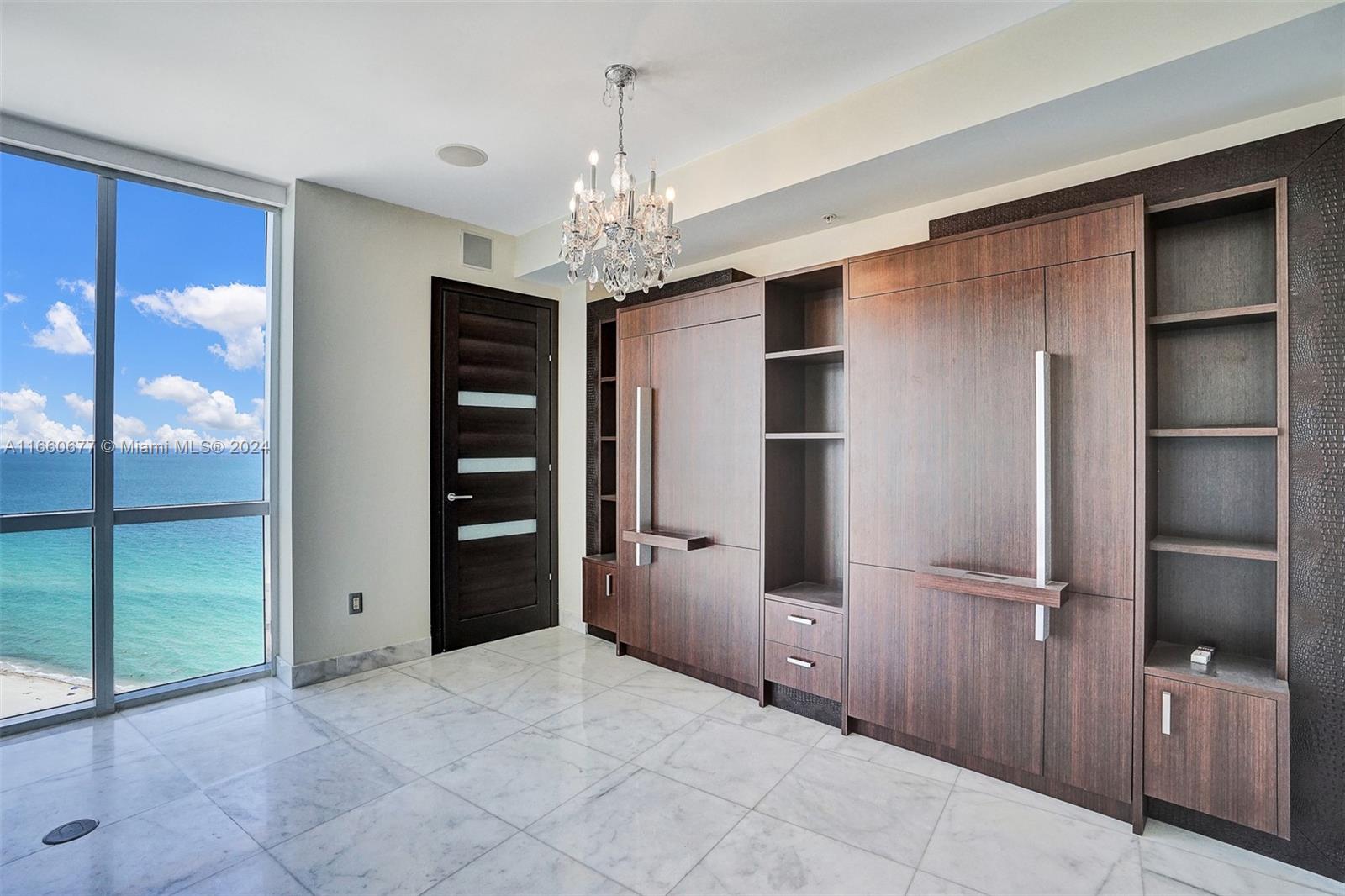 TRUMP ROYALE - Residential