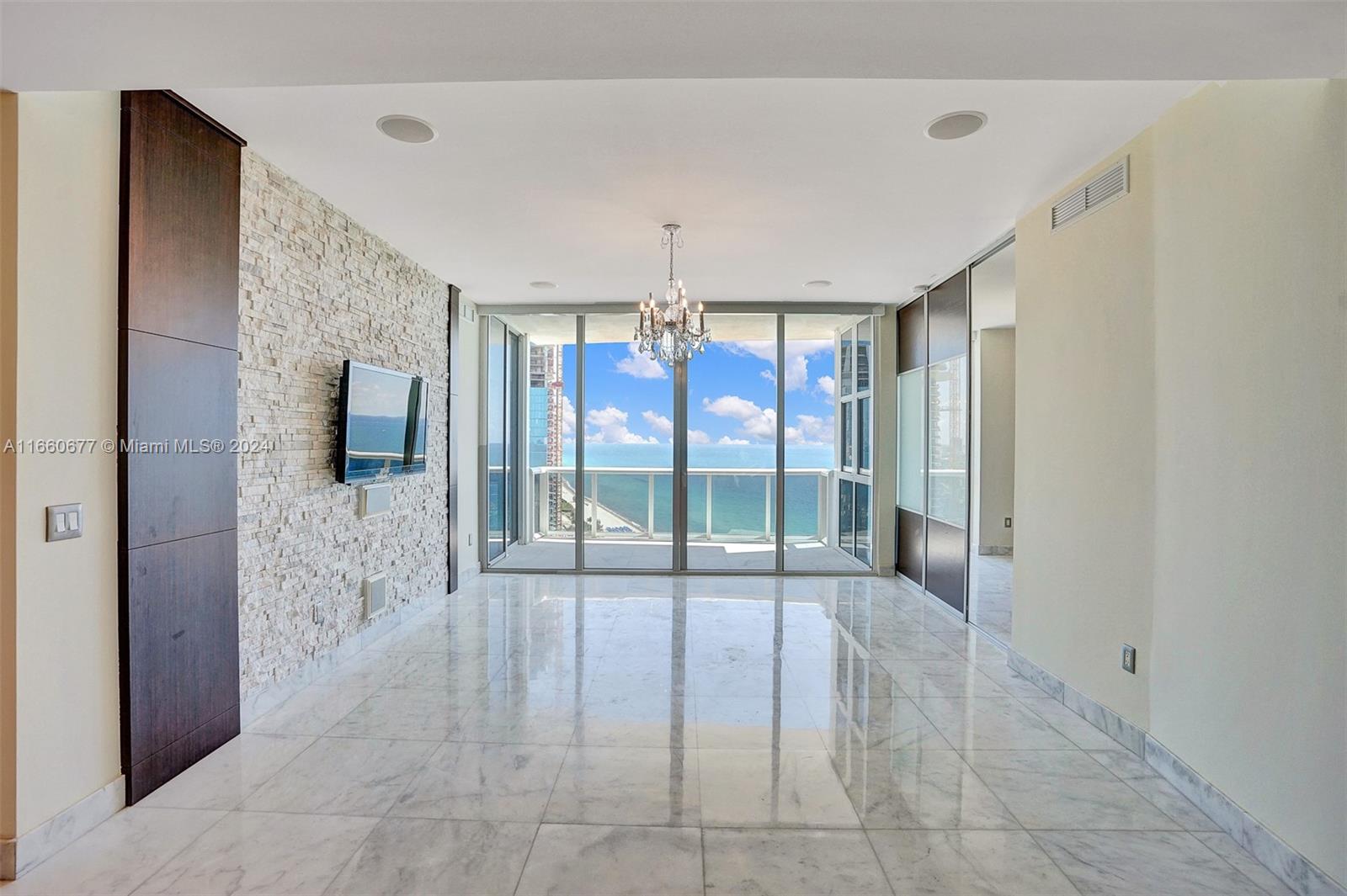 TRUMP ROYALE - Residential