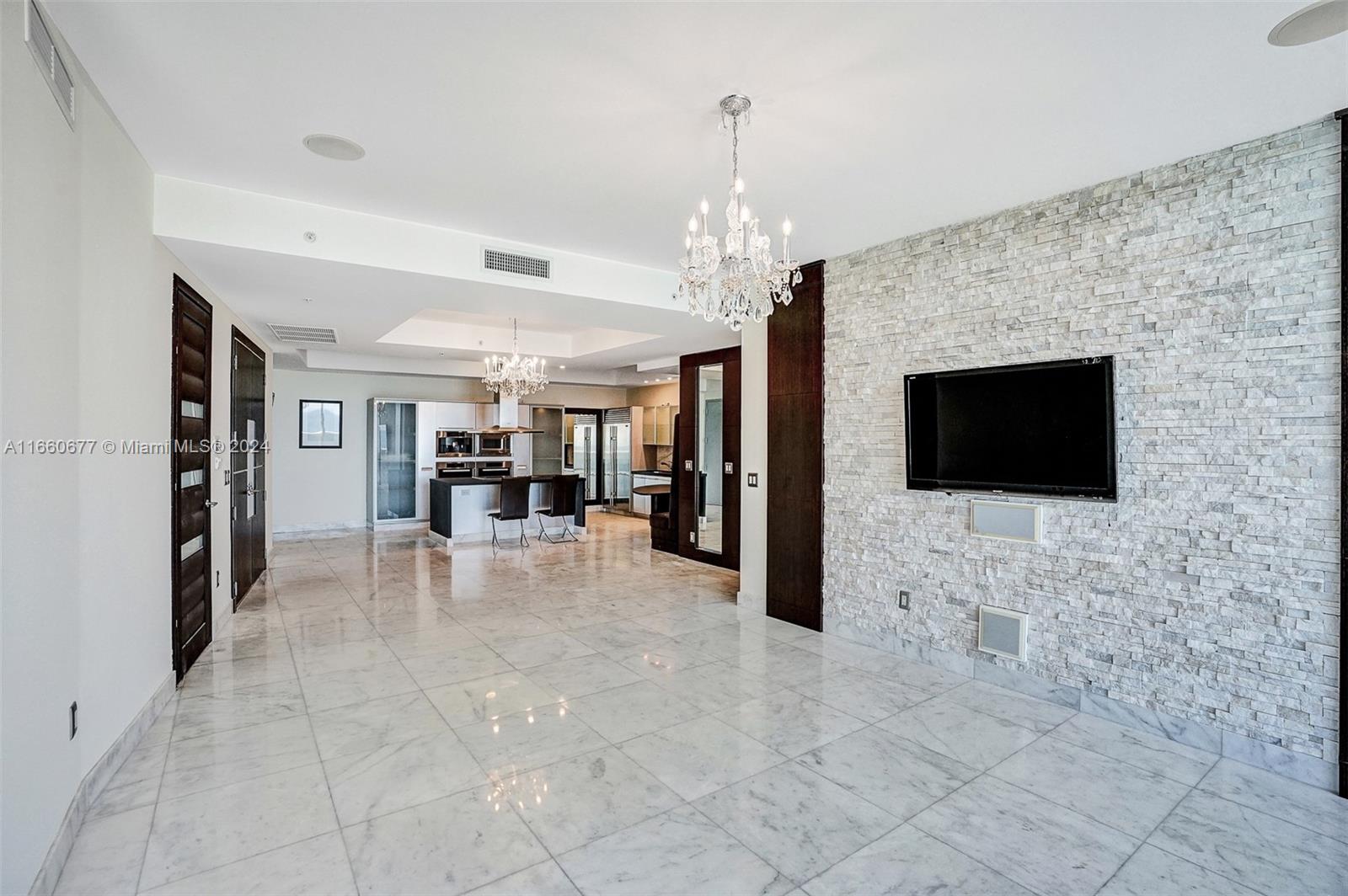 TRUMP ROYALE - Residential
