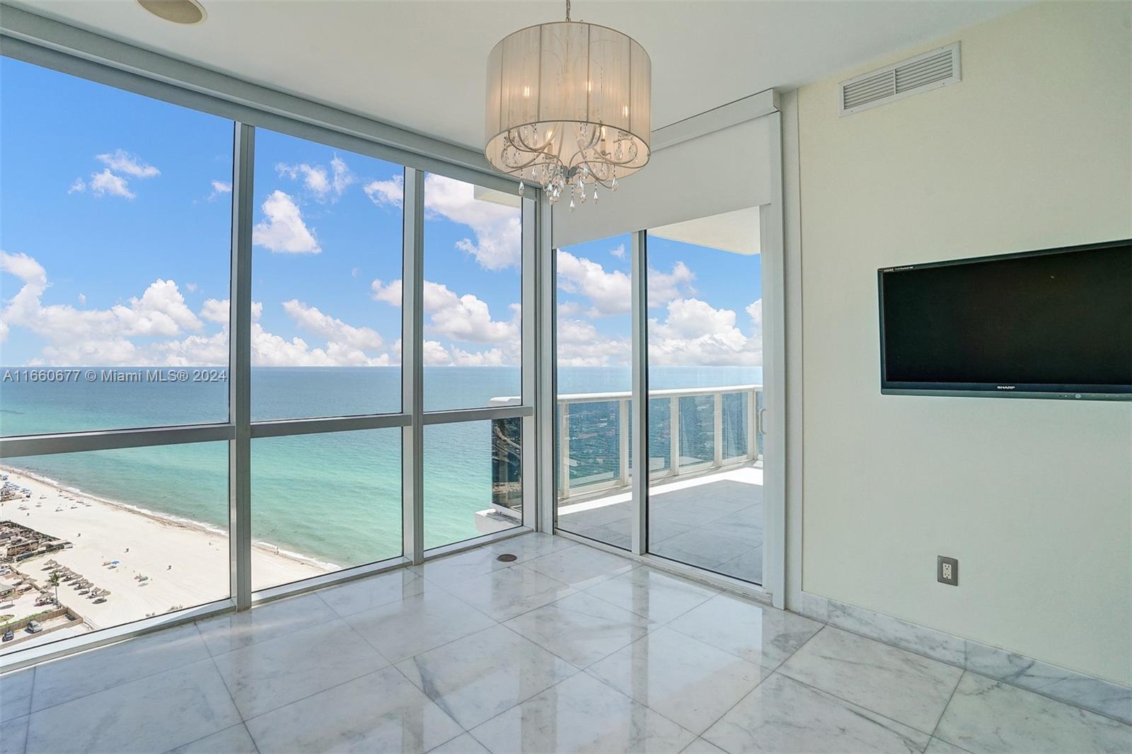 TRUMP ROYALE - Residential