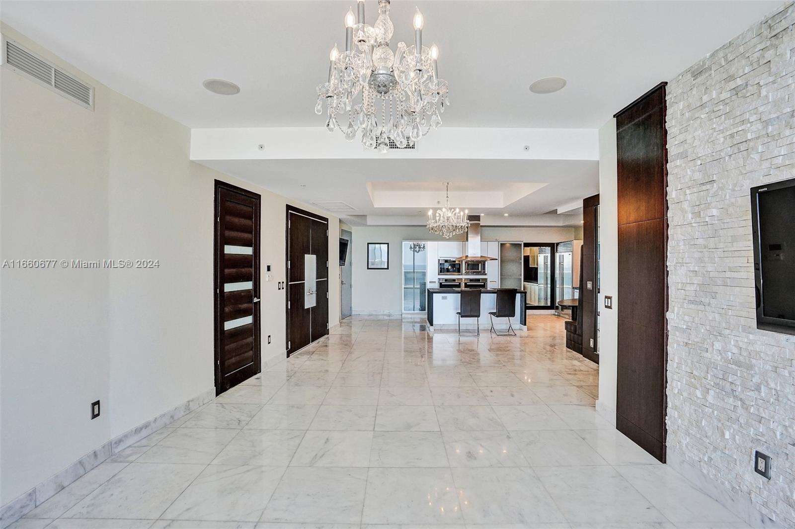 TRUMP ROYALE - Residential