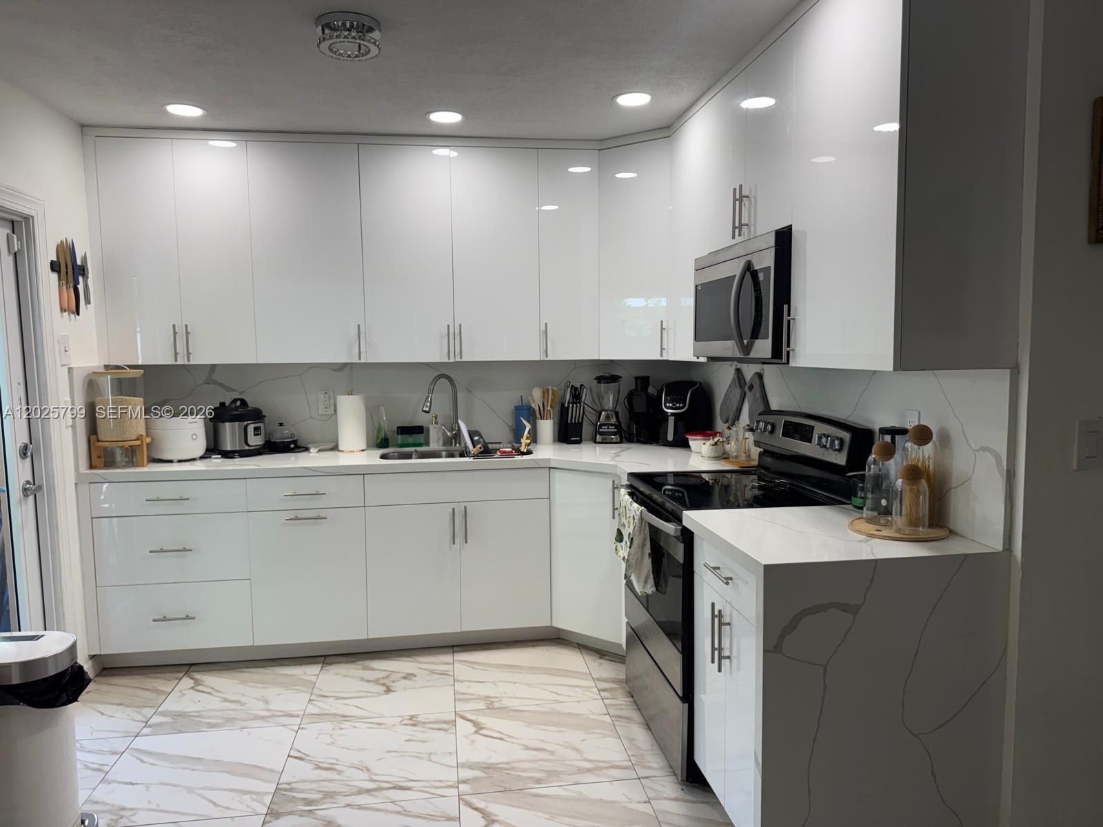 HOLLYWOOD BEACH GARDENS - Residential Income