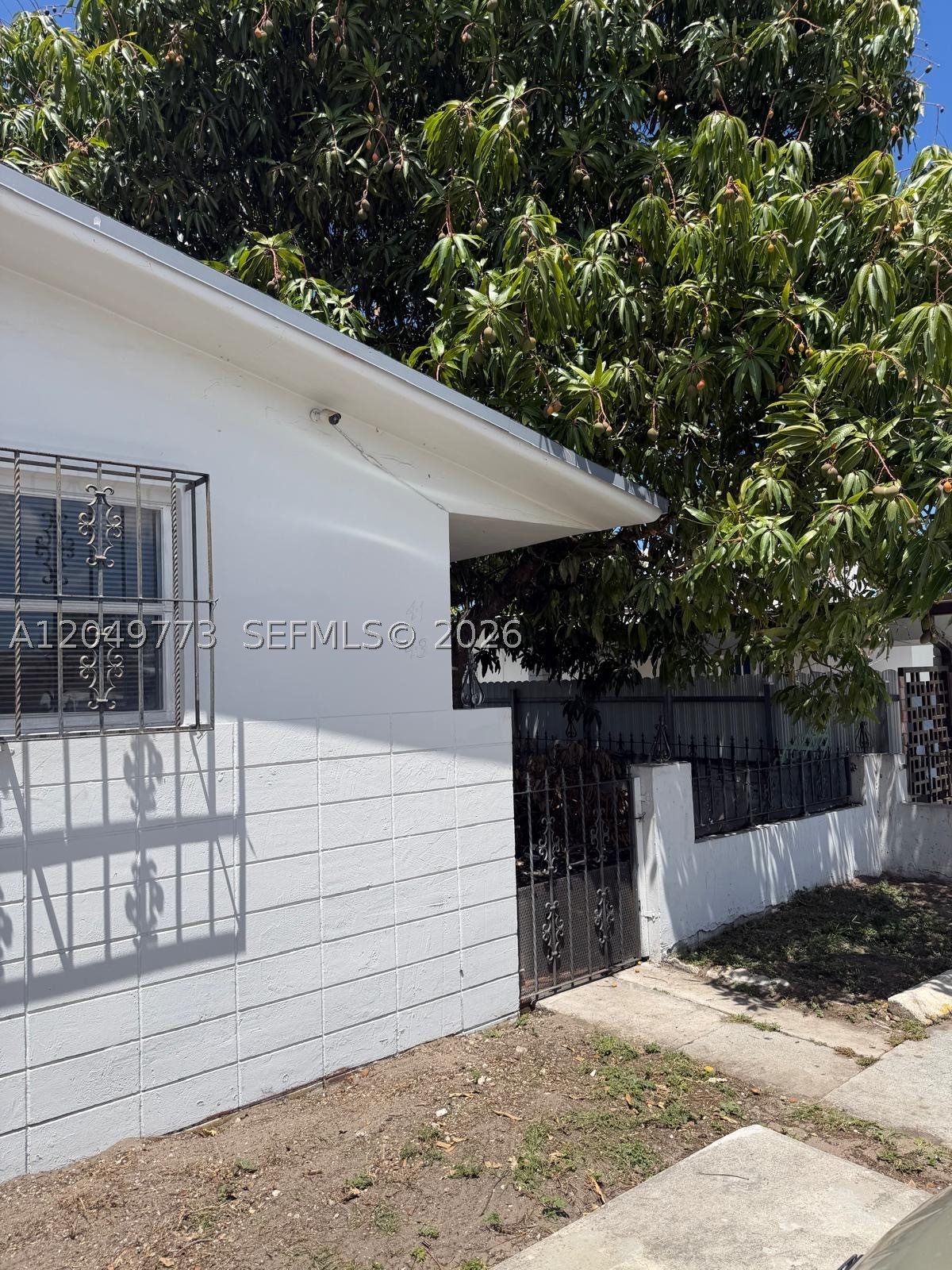 Excellent investment opportunity in the heart of Hialeah! This duplex is located at 41 E 20th St, offering strong rental potential in a highly desirable and central area. Ideal for investors or owner-occupants looking to live in one unit and rent the other. Conveniently located near major roads, shopping, dining, schools, and public transportation. Great income-producing property with plenty of upside potential.