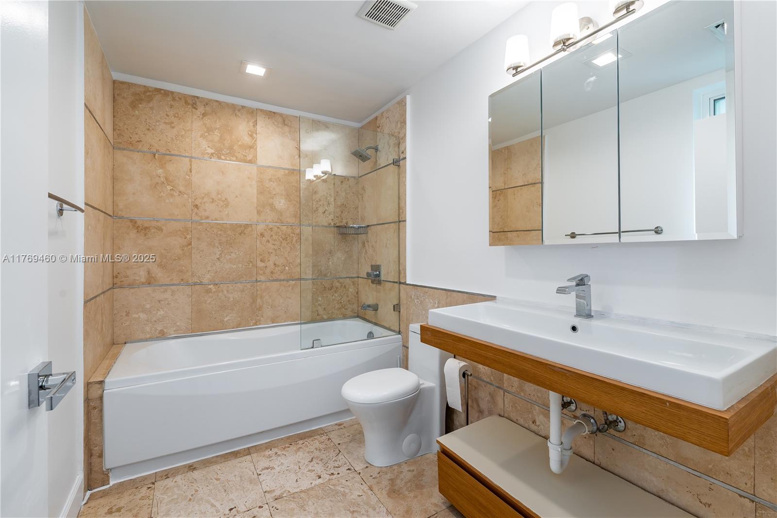 ESSENZA AT 1410 EUCLID CO - Residential Lease