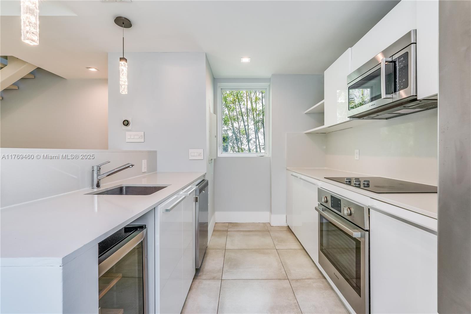 ESSENZA AT 1410 EUCLID CO - Residential Lease