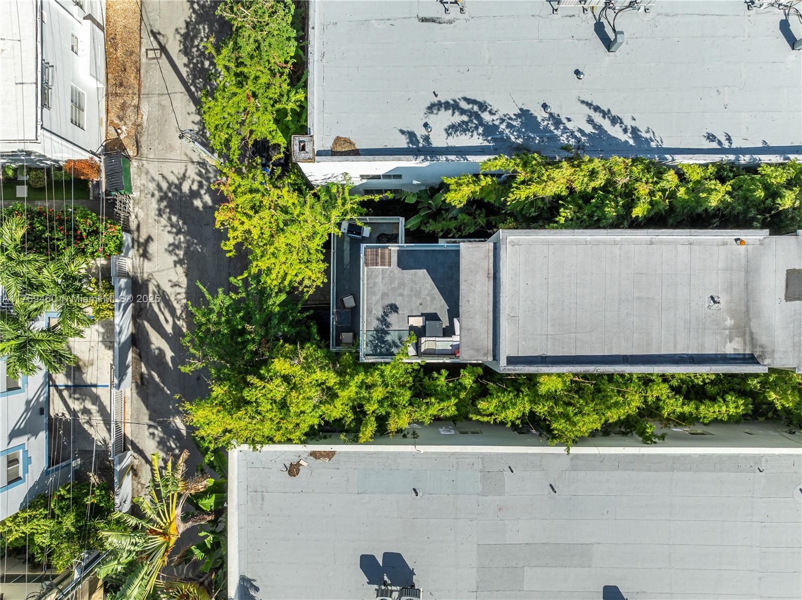 ESSENZA AT 1410 EUCLID CO - Residential Lease