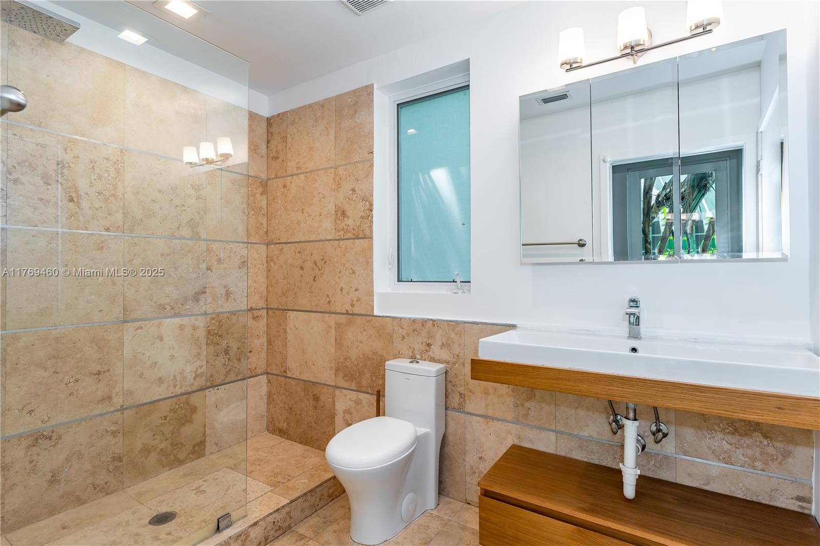 ESSENZA AT 1410 EUCLID CO - Residential Lease