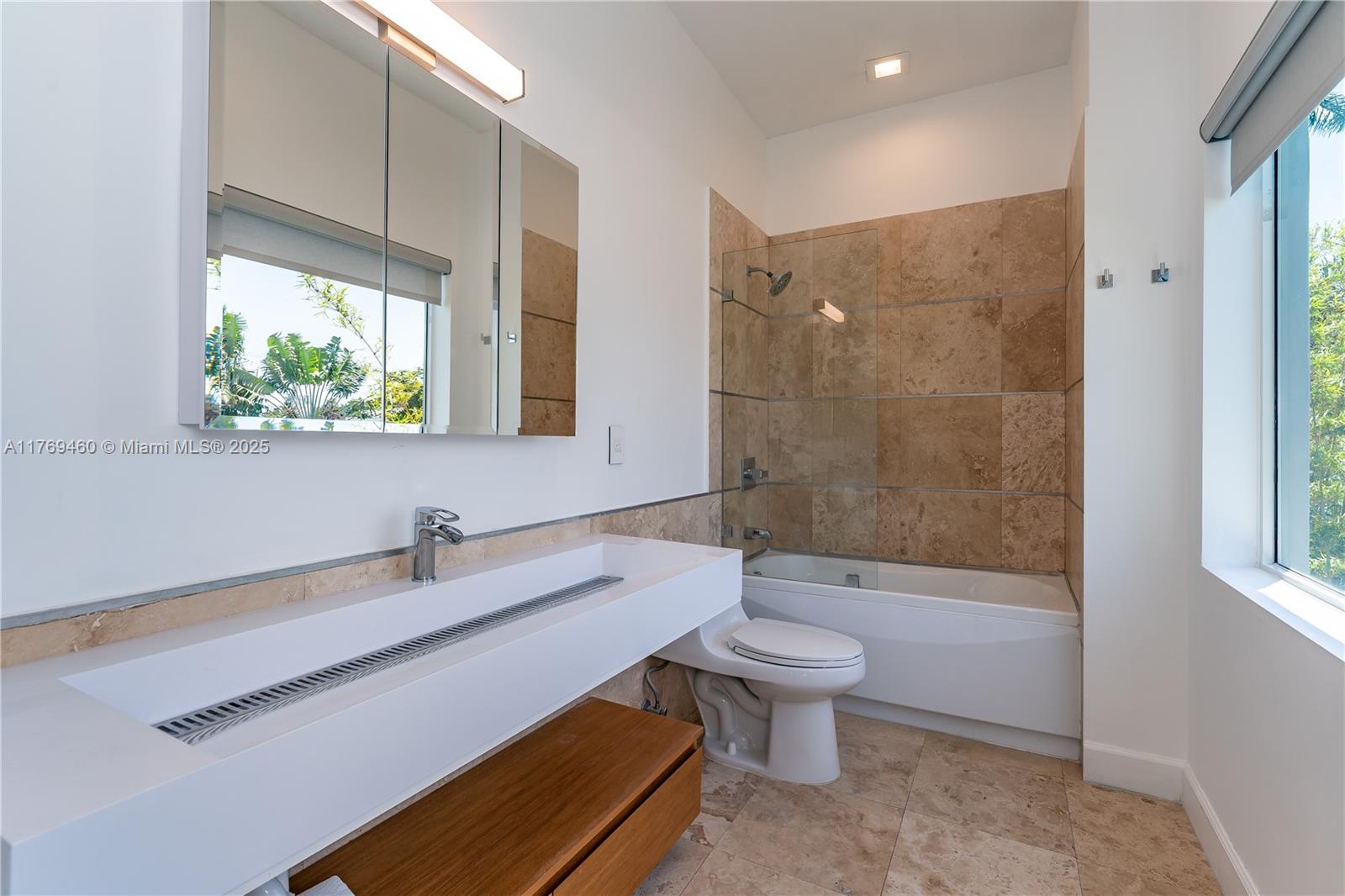 ESSENZA AT 1410 EUCLID CO - Residential Lease
