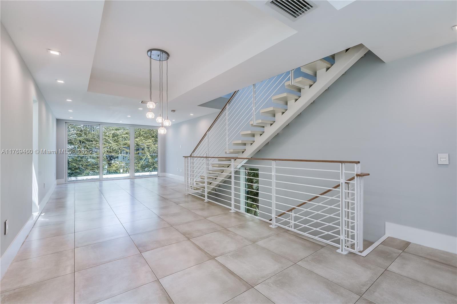 ESSENZA AT 1410 EUCLID CO - Residential Lease