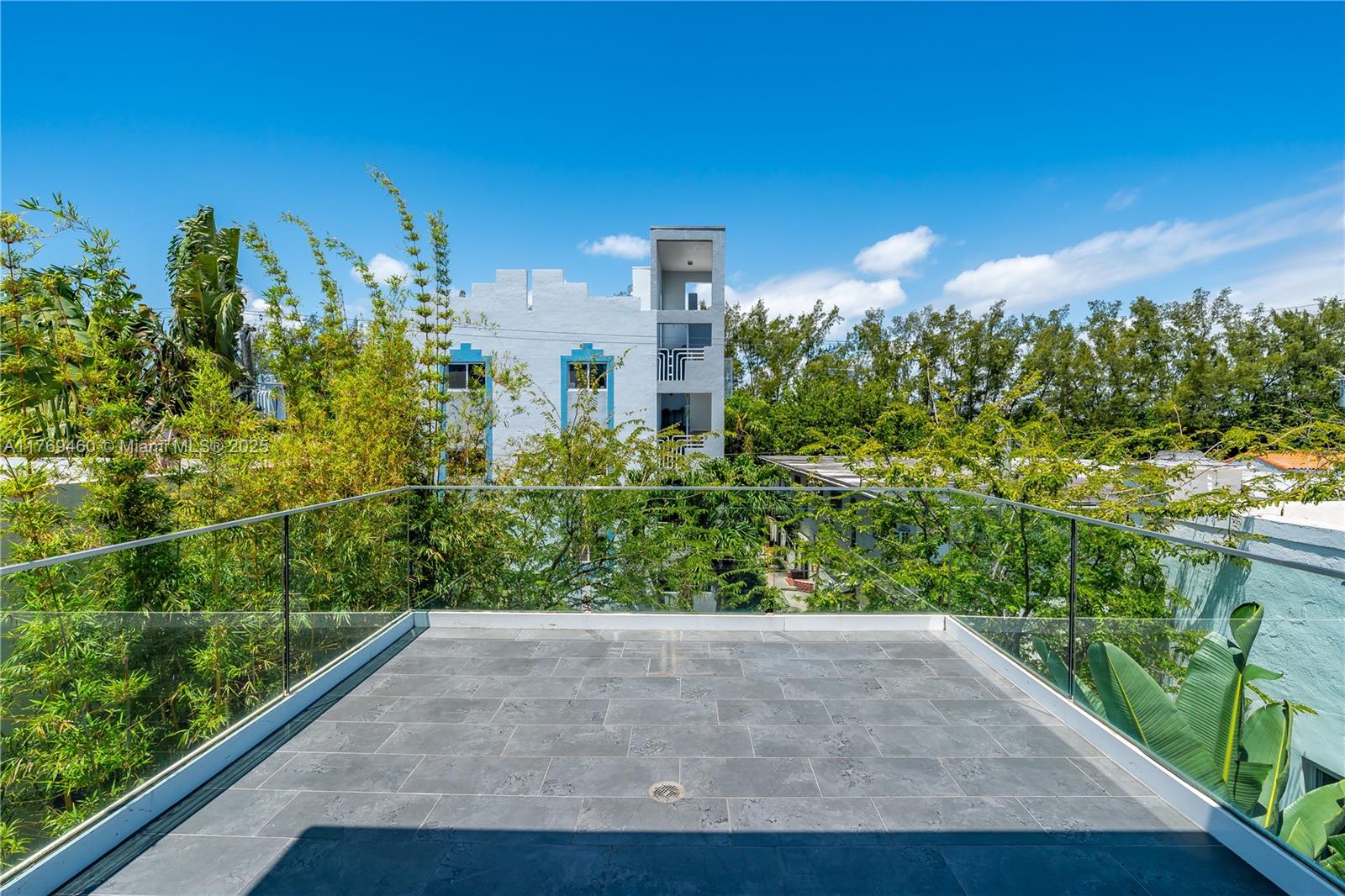 ESSENZA AT 1410 EUCLID CO - Residential Lease