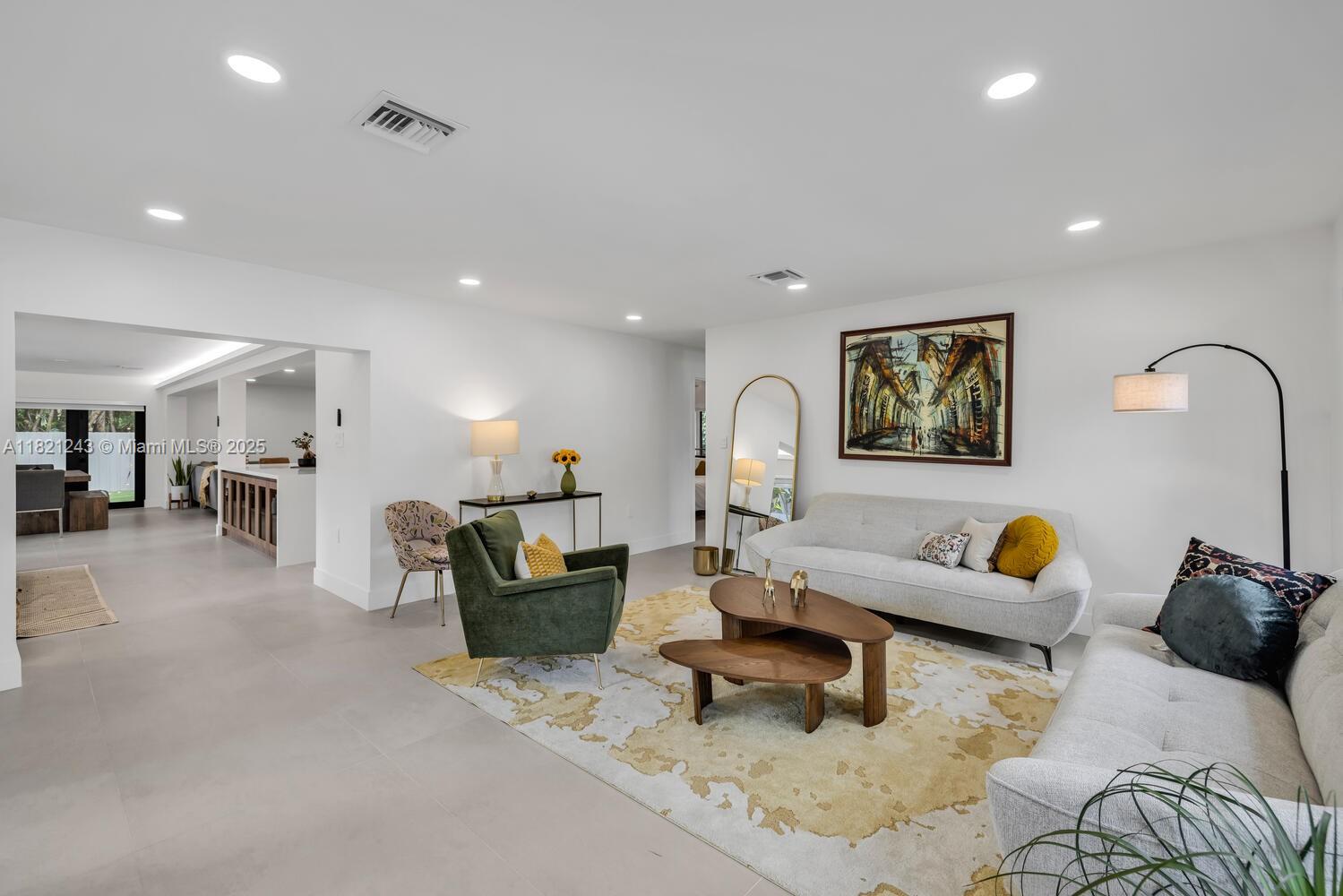 CHARMING Mia Shores - Residential