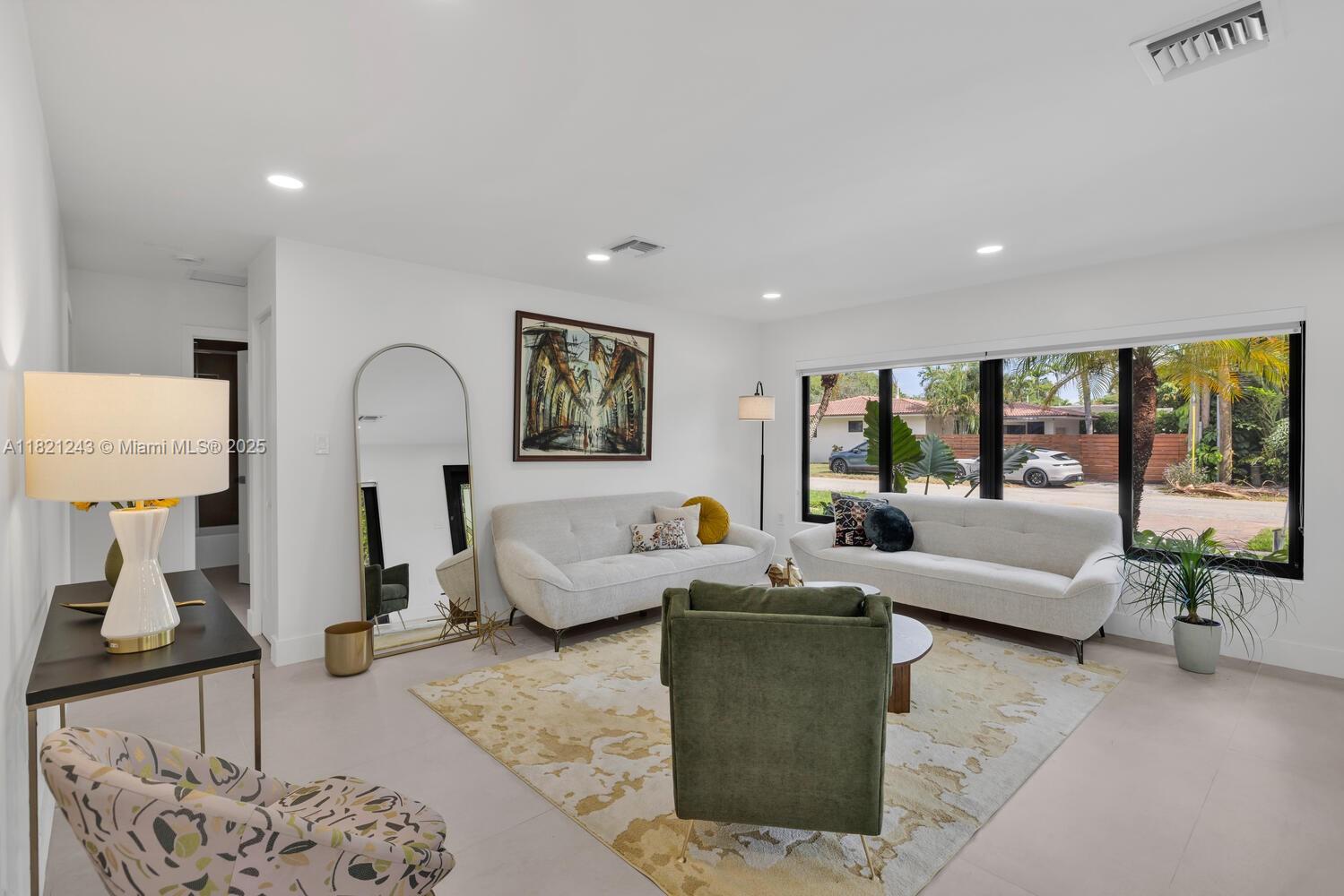 CHARMING Mia Shores - Residential