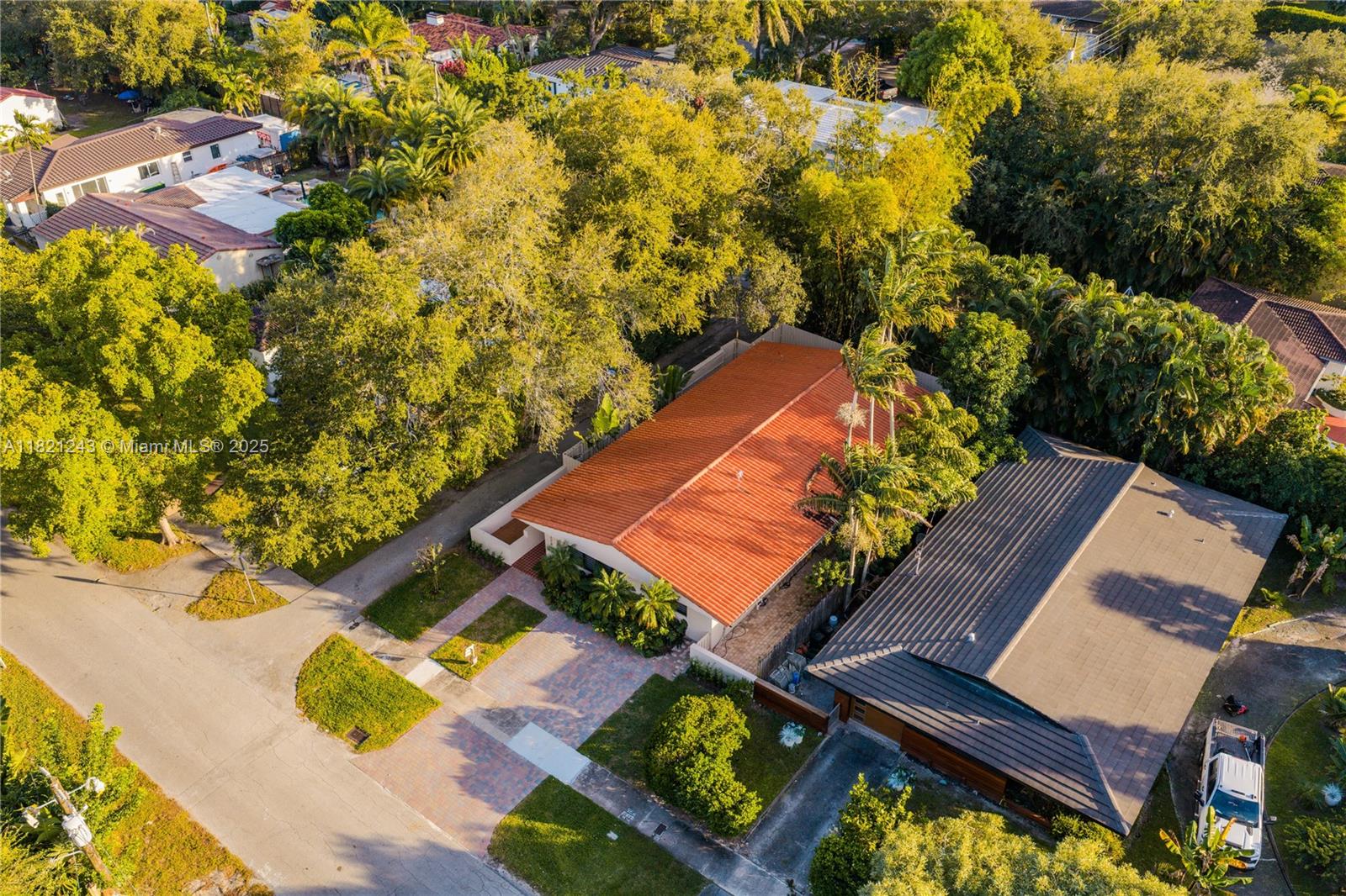 CHARMING Mia Shores - Residential