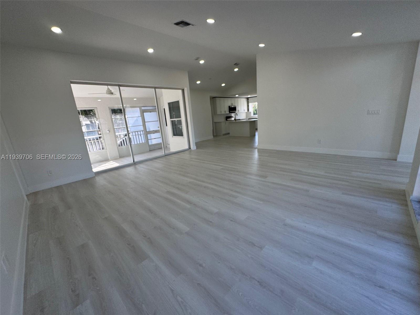 HAMPTON LAKES - Residential