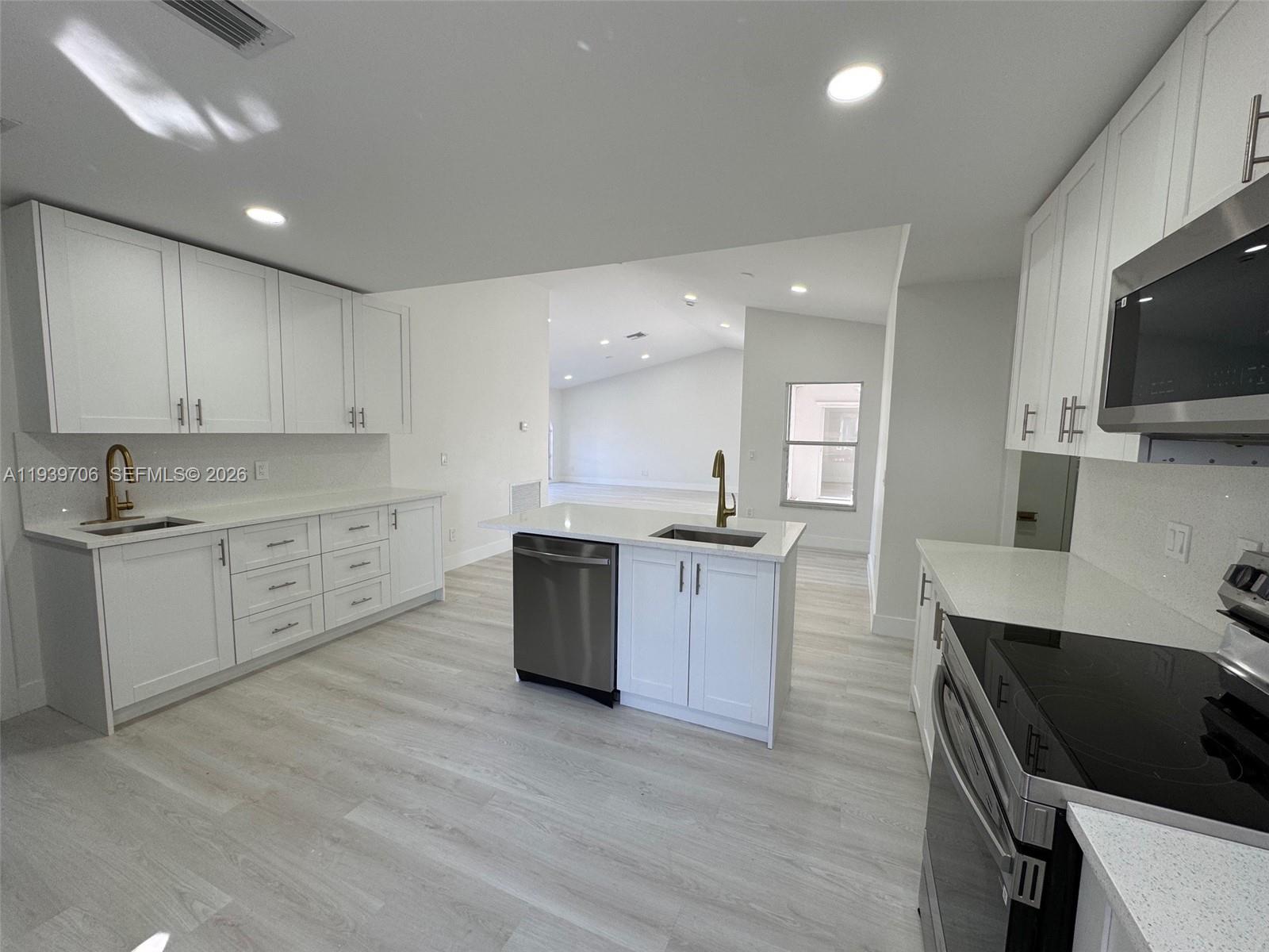 HAMPTON LAKES - Residential