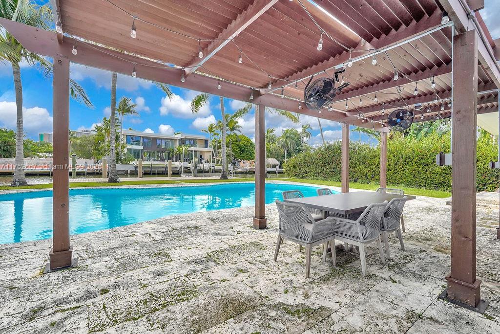 BELLE MEADE ISLAND - Residential