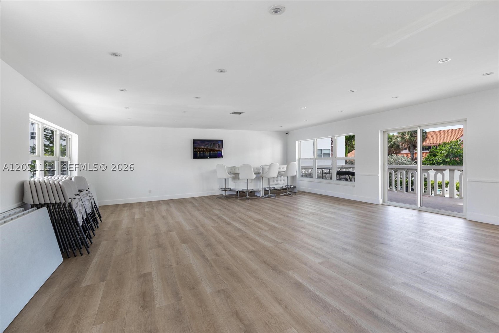 GOLDEN VIEW CONDO - Residential