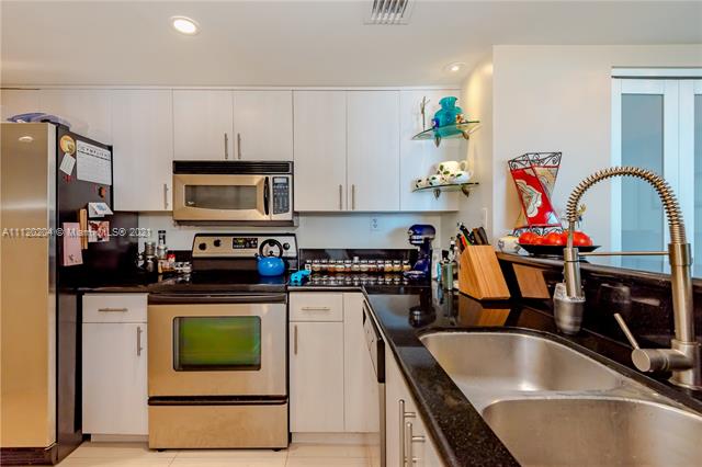 THE FLORIDIAN CONDO - Residential Lease