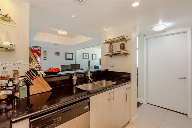 THE FLORIDIAN CONDO - Residential Lease