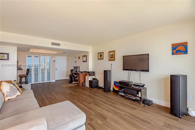 THE FLORIDIAN CONDO - Residential Lease