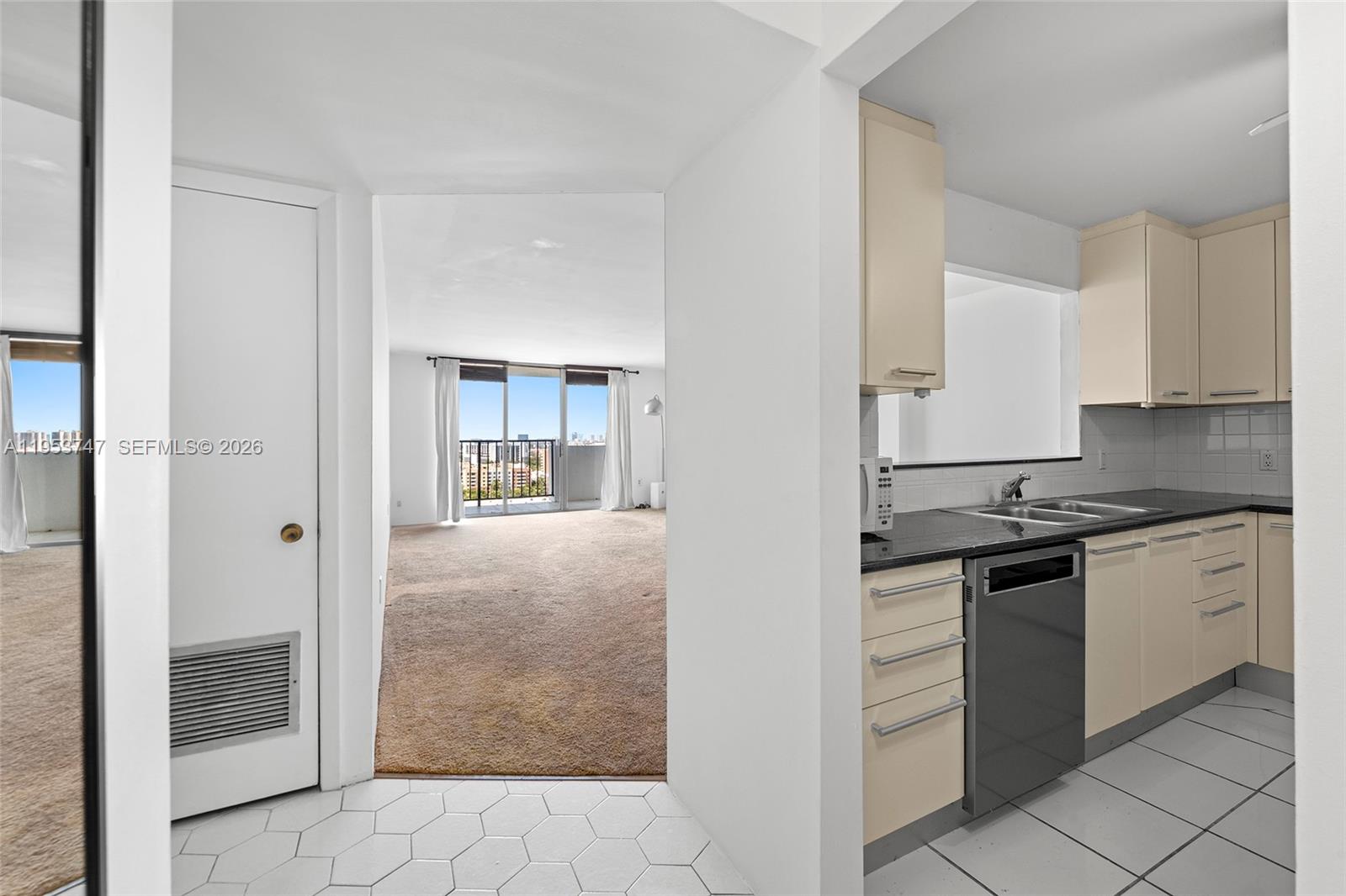 Excellent opportunity for new or seasoned investors. Tenant-occupied, large one-bedroom, one-and-a-half bath unit on a high floor with a functional and spacious layout. Centrally located in the heart of Aventura, just minutes from Aventura Mall, shopping, dining, and everyday conveniences. Strong rental location with long-term demand.
* Please do not disturb the tenant *