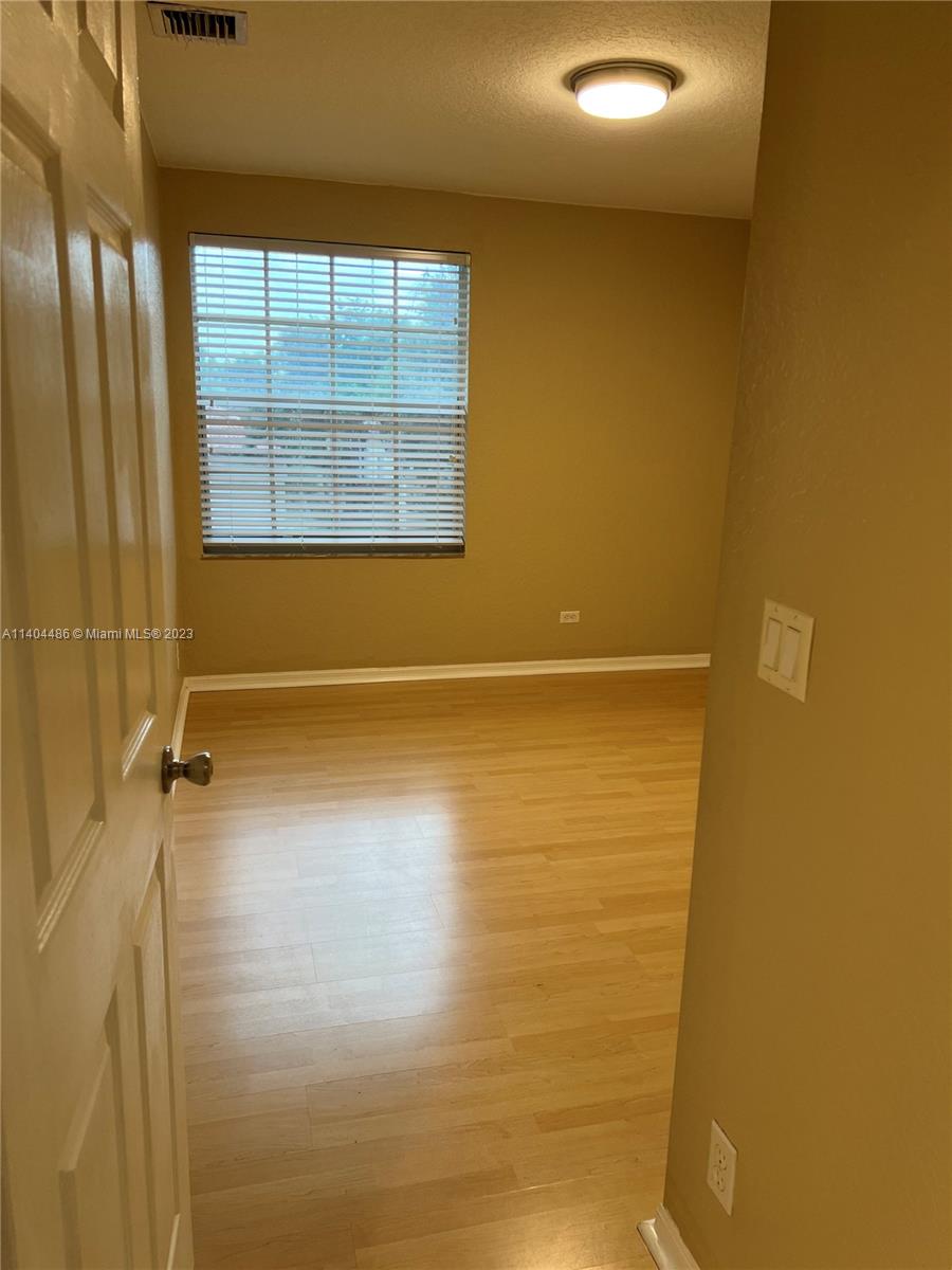EDGEWATER - Residential Lease
