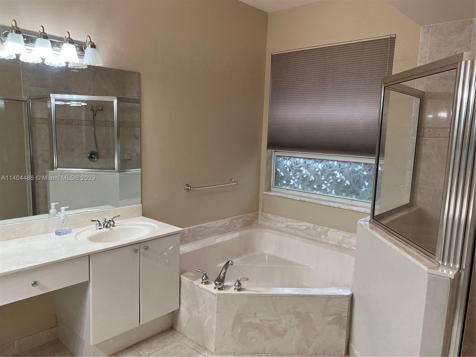 EDGEWATER - Residential Lease