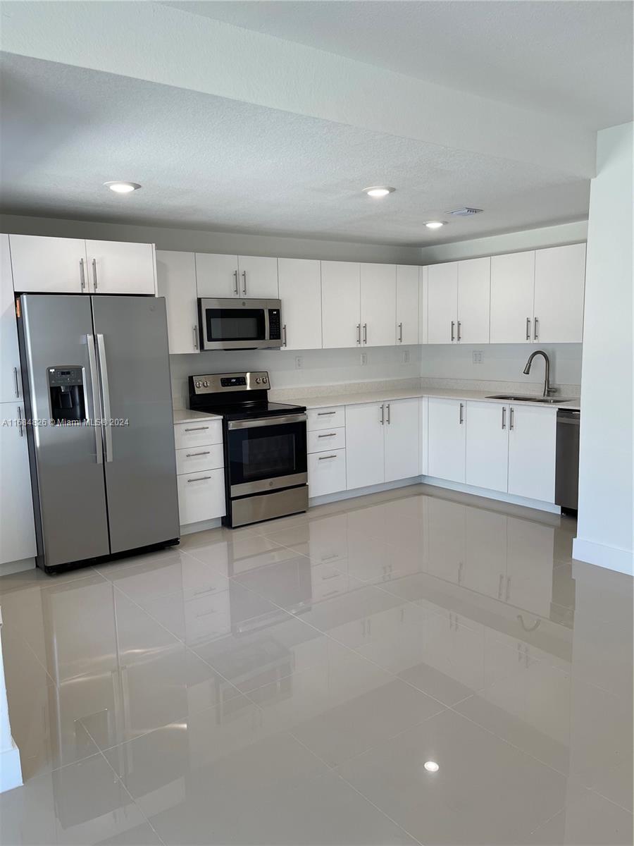 PARADISE ONE PB 175-084 T- - Residential Lease