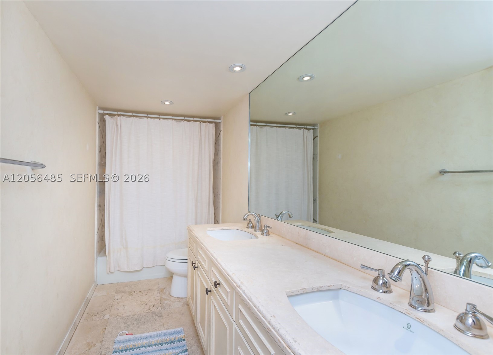 COMMODORE CLUB SOUTH COND - Residential