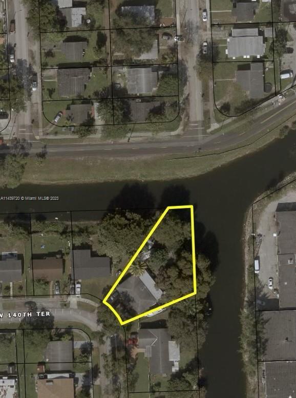 This is a unique opportunity to own this property with a huge back yard with a lot of potential and space for boats. Growing area with equity in the near future. Call us today !