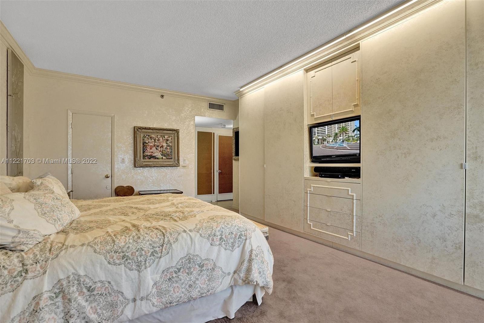 HAMPTONS WEST CONDO - Residential