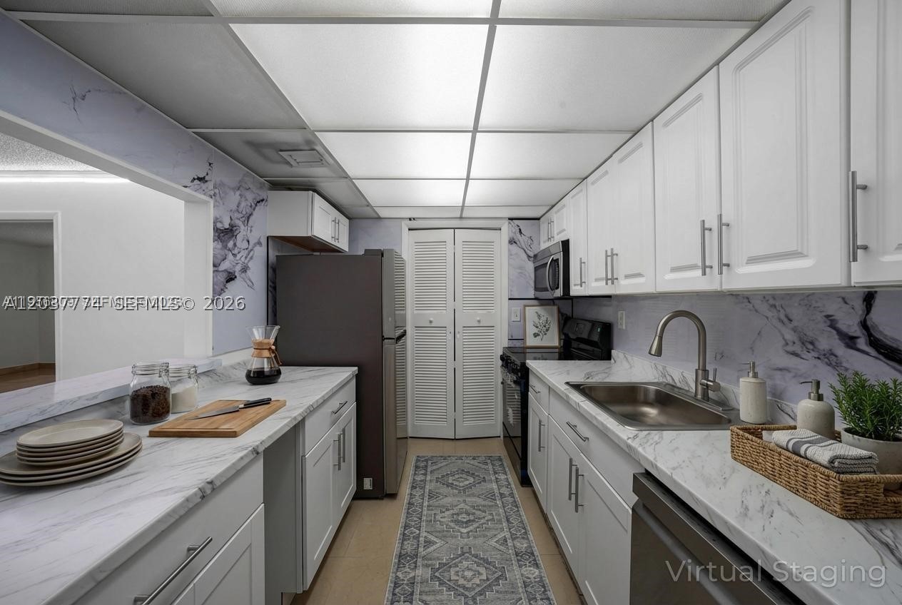 BUILDING SIX OF RACQUET C - Residential Lease