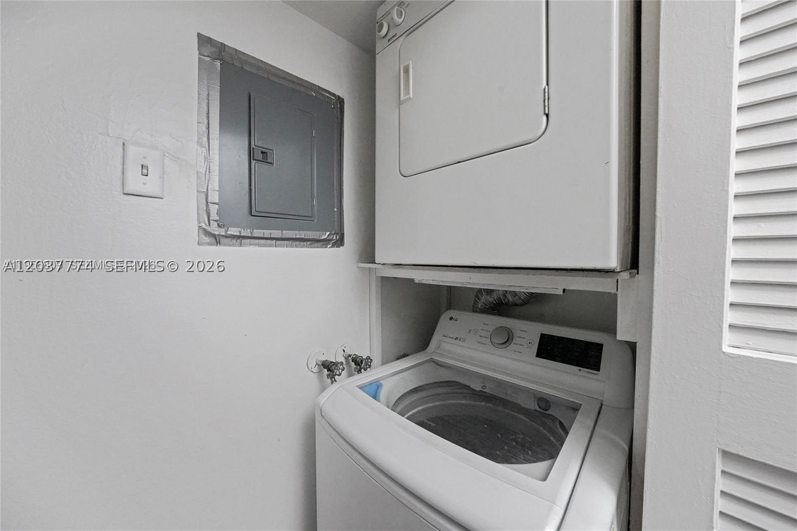 BUILDING SIX OF RACQUET C - Residential Lease
