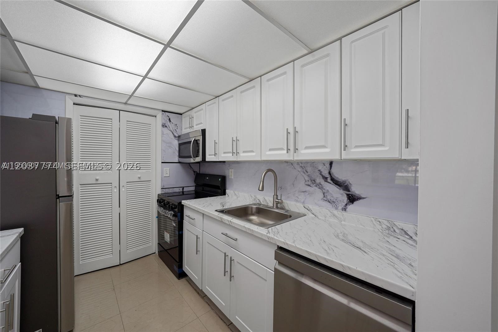 BUILDING SIX OF RACQUET C - Residential Lease