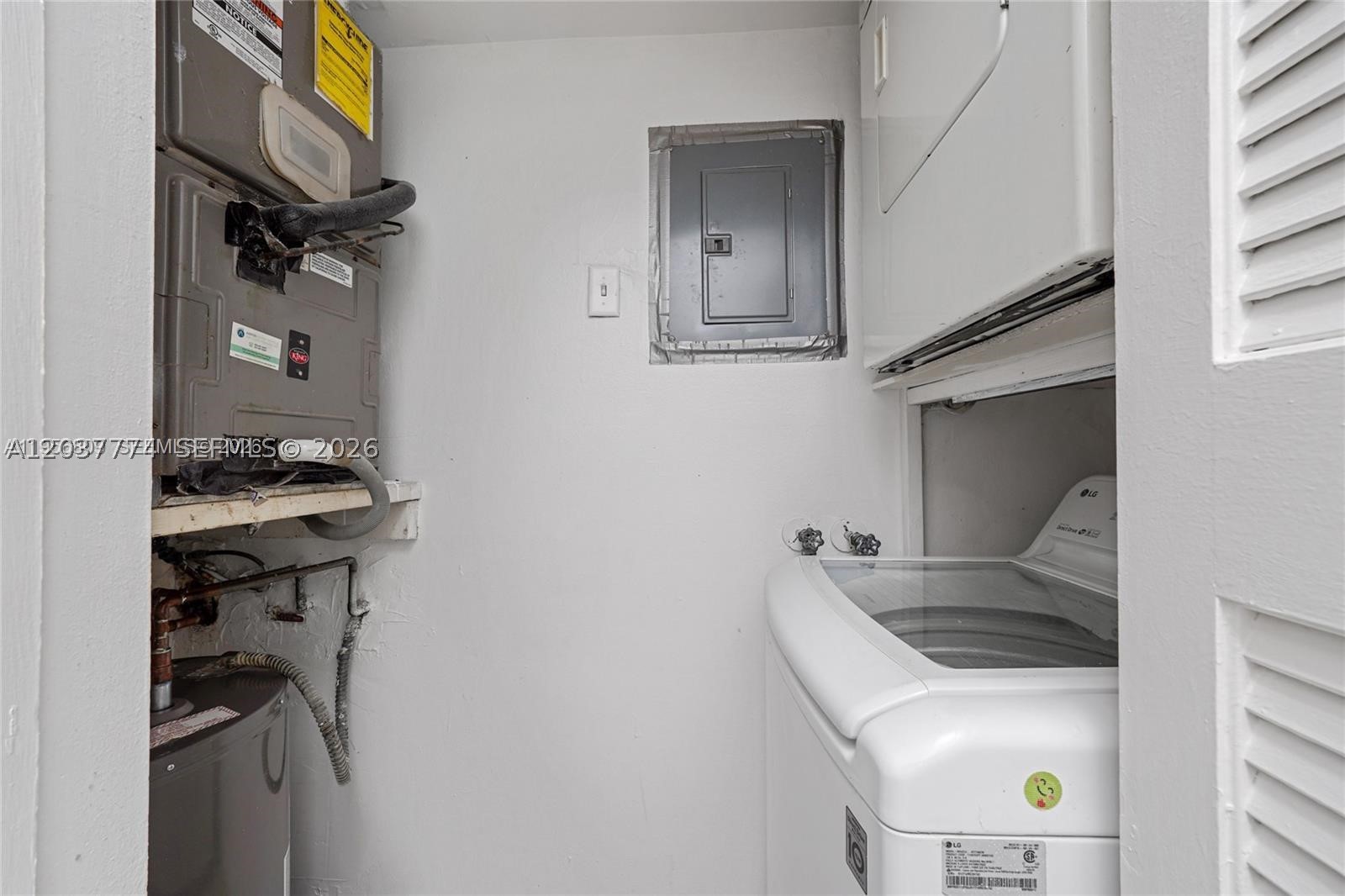 BUILDING SIX OF RACQUET C - Residential Lease