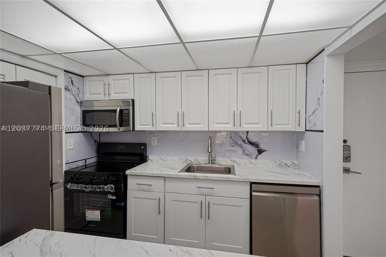 BUILDING SIX OF RACQUET C - Residential Lease