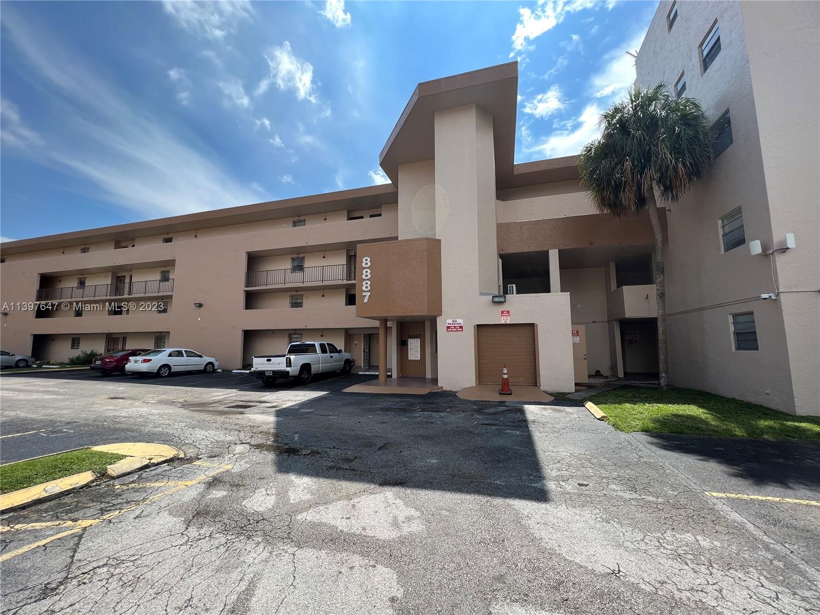 Spacious 1,110sqft 2 bedroom 2 bath condo with updated kitchen granite counter top, wooden cabinets, master bedroom offers two walk-in closets, this unit is located in the heart of Fontainebleau near shopping centers, restaurants, entertainment, 826 / 836, turnpike expressway, school and more.