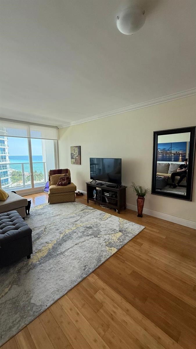 ALEXANDER TOWERS CONDO - Residential