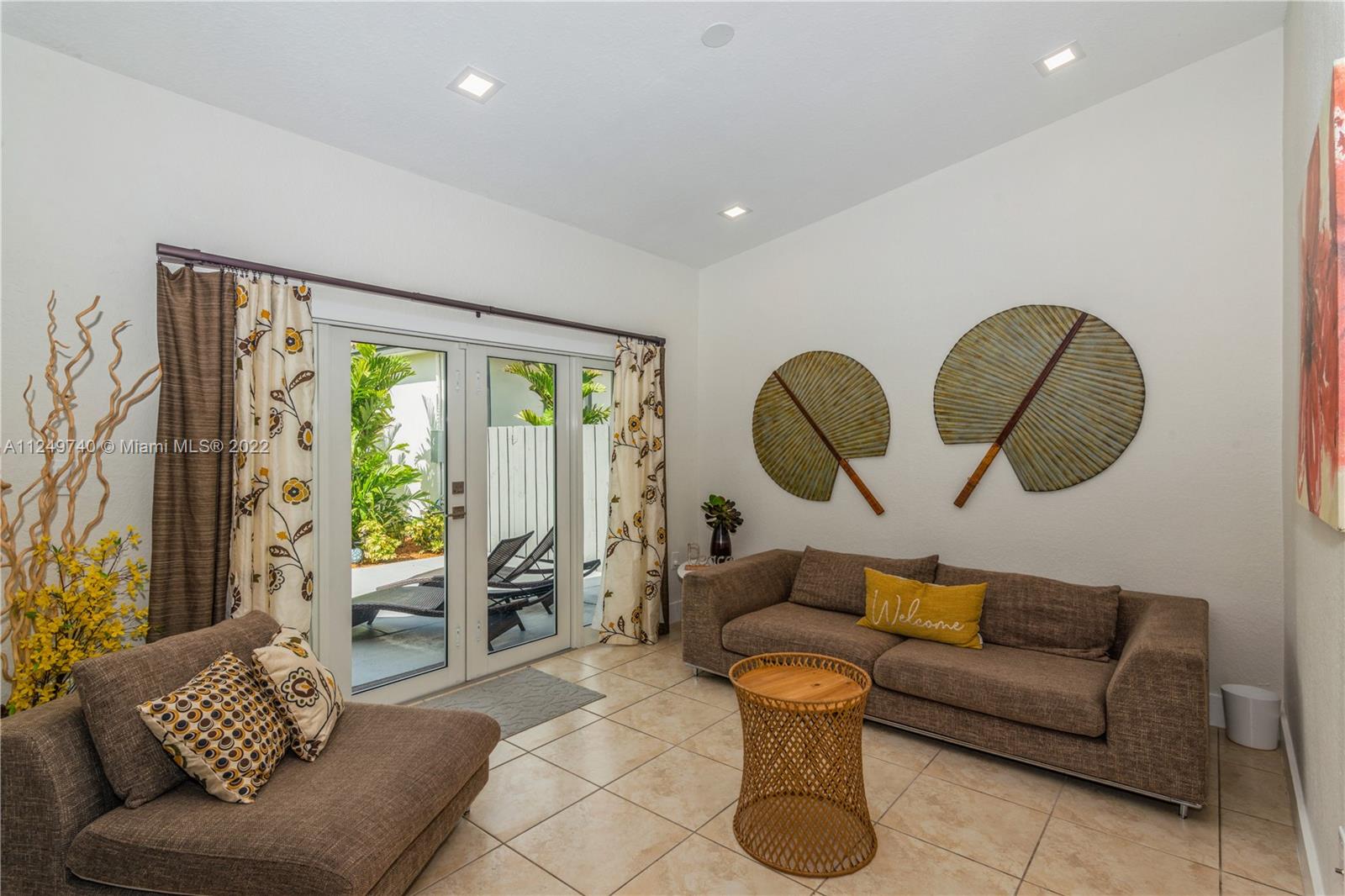 ESTATE MANSIONS - Residential Lease