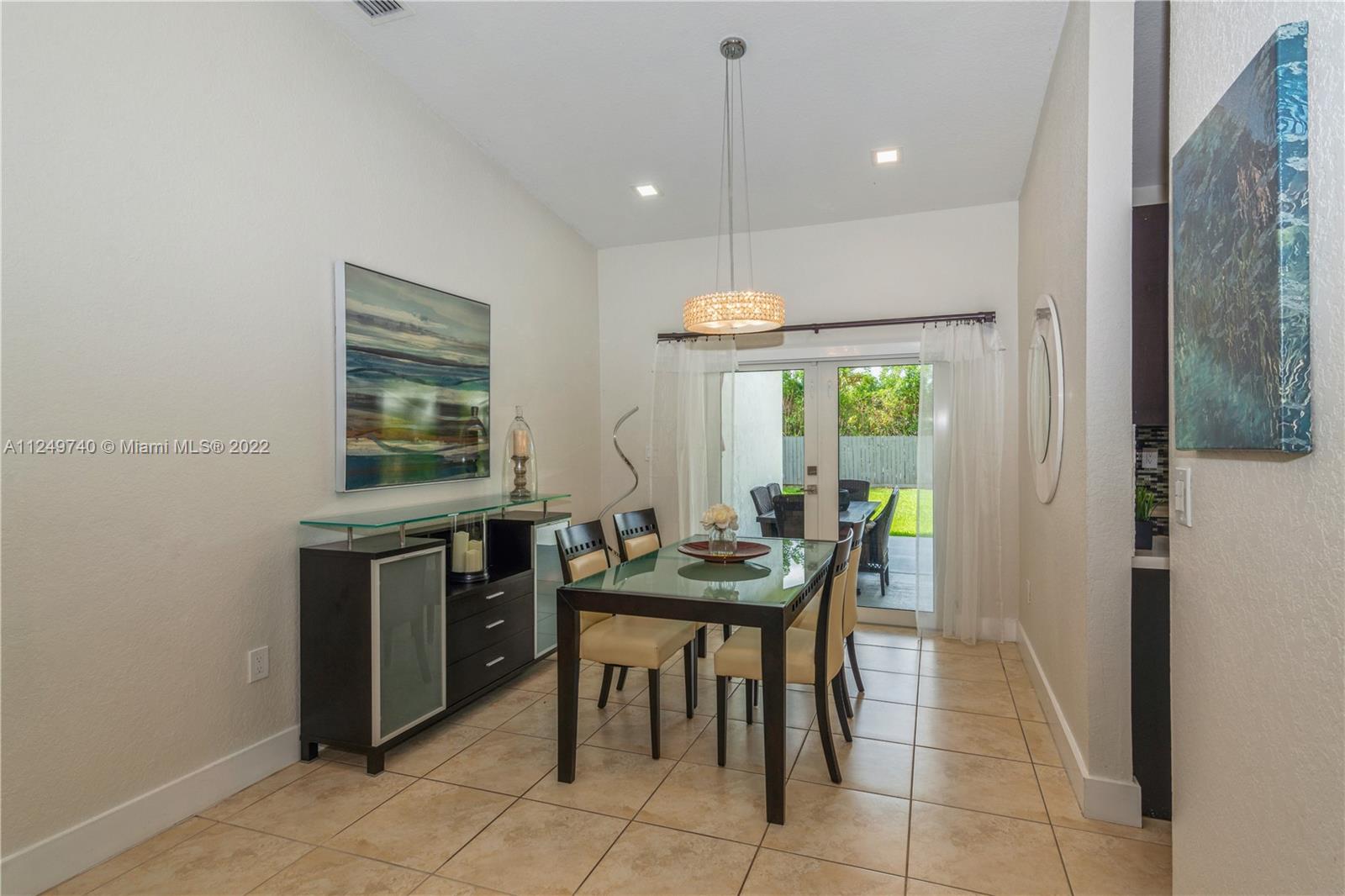 ESTATE MANSIONS - Residential Lease