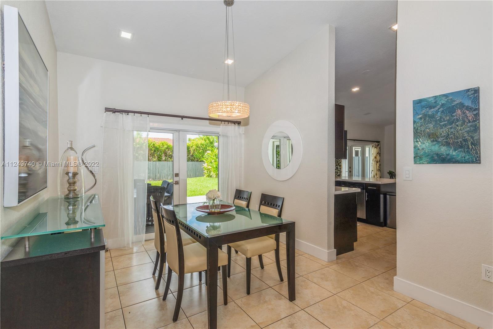 ESTATE MANSIONS - Residential Lease