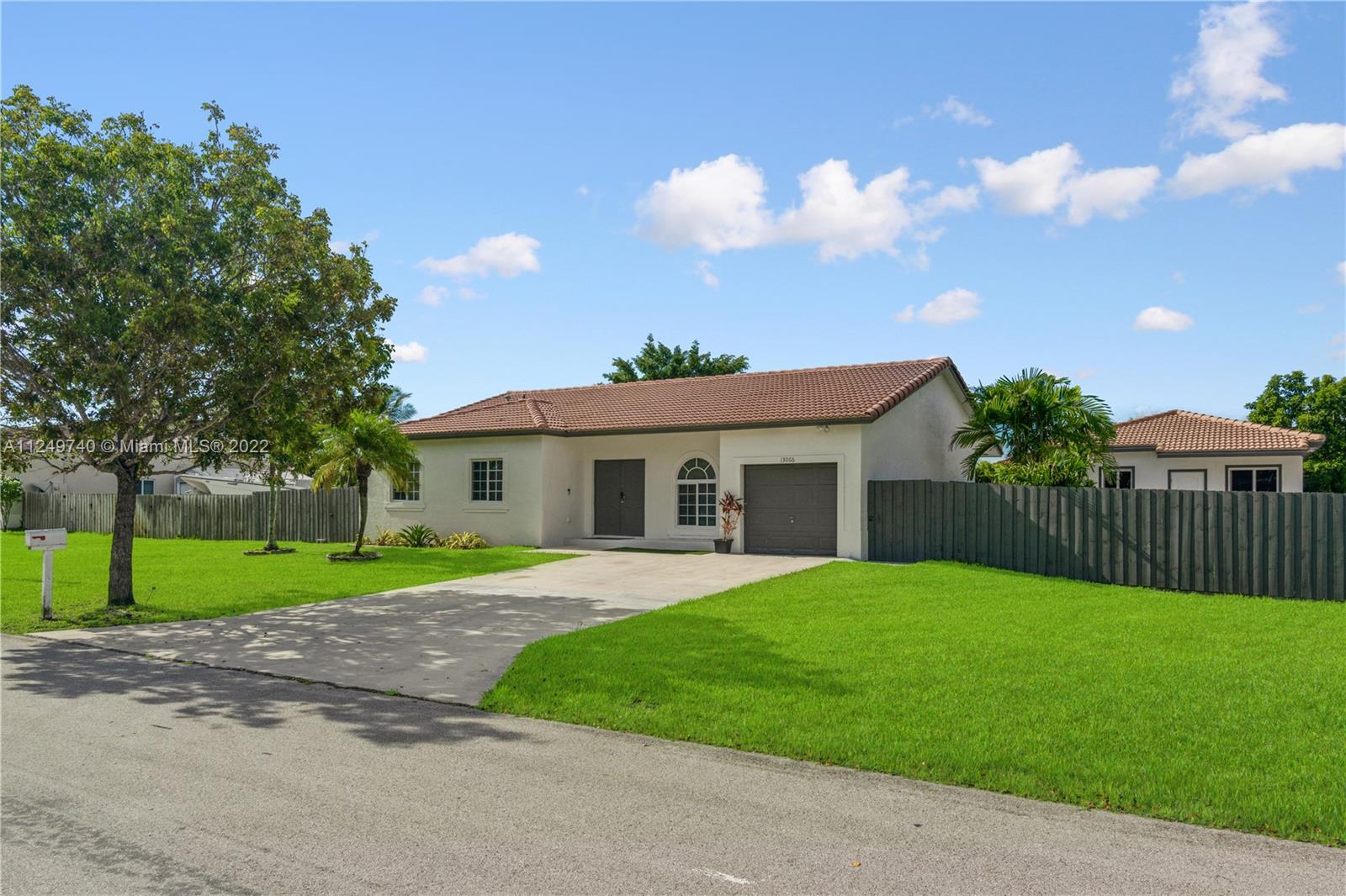 ESTATE MANSIONS - Residential Lease