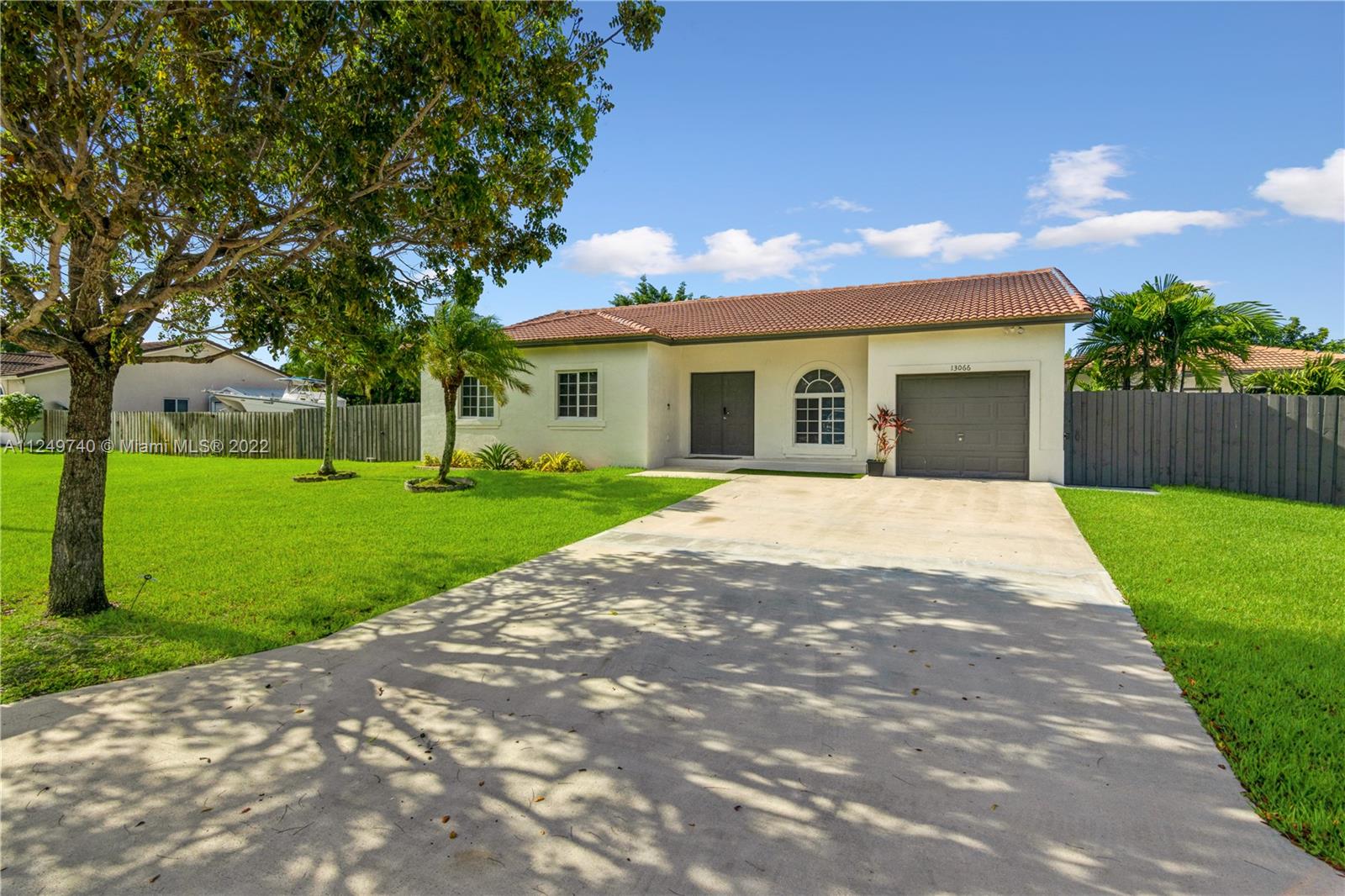 ESTATE MANSIONS - Residential Lease